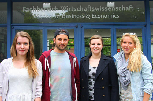 Vier der Organisatoren, die im Rahmen eines Berufsvorbereitungskurses das Campusfest planen: Anna Verst, Nicolas Brendel, Renée Naase und Linda Benert