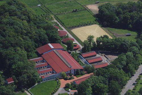 Die 13 Hektar große Anlage des Bad Saarower Pferdezentrums ist Teil der Klinik für Pferde am Fachbereich Veterinärmedizin und vereint Lehre, Forschung und Dienstleistung unter einem Dach.