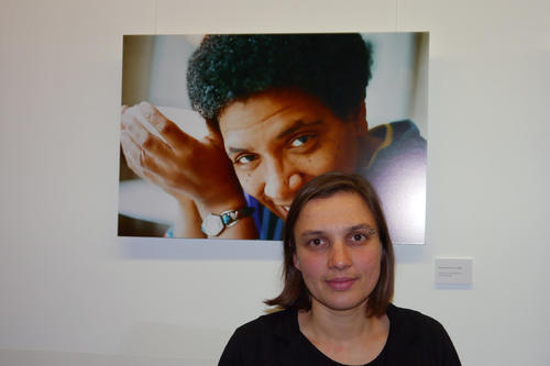 Julia Mayer leitet die Bibliothek des John-F.-Kennedy-Instituts, in der die Audre-Lorde-Ausstellung gezeigt wird.