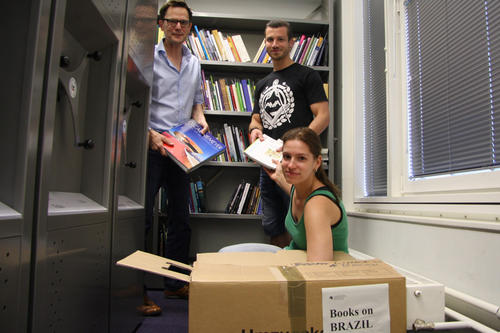 Helfende Hände beim Auspacken der Bücher-Kartons: 845 „Books on Brazil“-Titel wandern nun in die Regale der Philologischen Bibliothek.