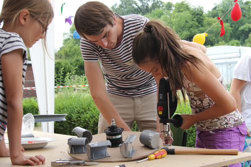 Bohren, basteln, begreifen: 14 Schülerinnen und Schüler nahmen an der Energiewerkstatt teil. Hier wird gerade ein Wasserrad zusammengebaut.