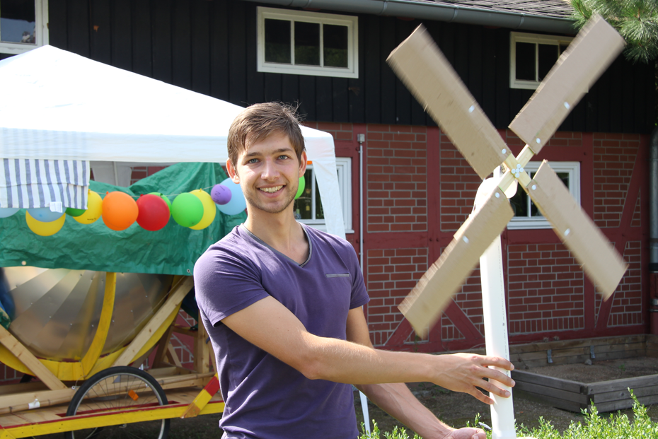 Sebastian Seier, einer der fünf Organisatoren des Ferienprojekts, mit einem gerade fertig gestellten Windrad.