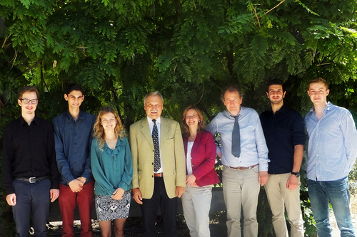 Kanzler Peter Lange sowie Gesa Heym-Halayqa und Günter Schepker vom Referat „Internationale Studierendenmobilität“ (Mitte) gratulieren den Stipendiaten René Saitenmacher, Timur Ohloff, Lena Schneider (v.l.), Jakob Münch und Eren Özer (v.r.).