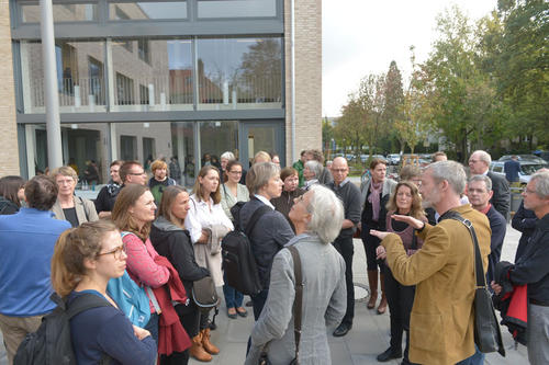 Architekt Hugo Braun erklärt die Besonderheiten des gestern eröffneten Studierenden-Service-Centers: Es ist barrierefrei, energiesparsam und passt sich architektonisch in die Nachbarschaft ein.