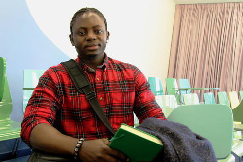 Neu am John-F.-Kennedy-Institut: Michael Oluwaseun Salaya freut sich auf das, was kommt. Nur mit der Wohnungssuche hat es noch nicht so richtig geklappt: „Ich würde gerne in Campusnähe wohnen.“