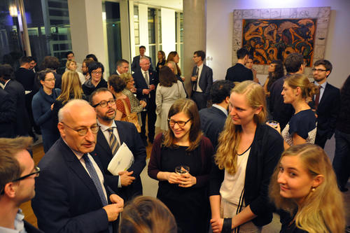 Beim abendlichen Empfang in der französischen Botschaft am Pariser Platz begrüßte der Französische Botschafter Philippe Etienne (2. v. l.) Studierende, Ehemalige und Professoren von Sciences Po und dem Otto-Suhr-Institut der Freien Universität.