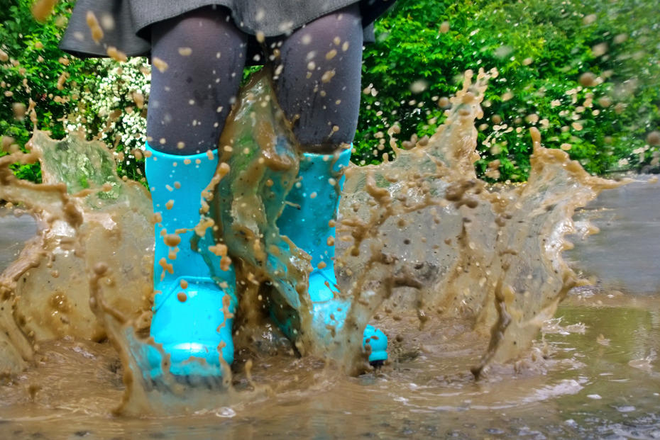 Von Regen und Nebel sollte sich niemand die gute Laune vermiesen lassen, sei es beim Novemberspaziergang oder im Lern- und Arbeitsalltag. Bunte Gummistiefel helfen gegen nasse Füße. Und was sind die besten Rezepte gegen Schlechtwetterlaune?