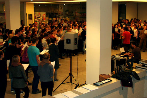 Etwa 200 Sängerinnen und Sänger kamen zu den ersten Schnupperproben von Unität, dem Chor des Studentenwerks Berlin. Mit "Lean on Me" von Bill Withers ging es los ...