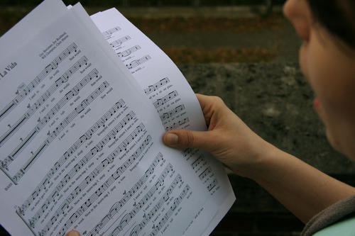 Wer gut singen will, muss üben. Das hat auch campus.leben-Mitarbeiterin Verena Blindow gemerkt, als sie sich die Noten nach der Probe noch einmal anschaute.