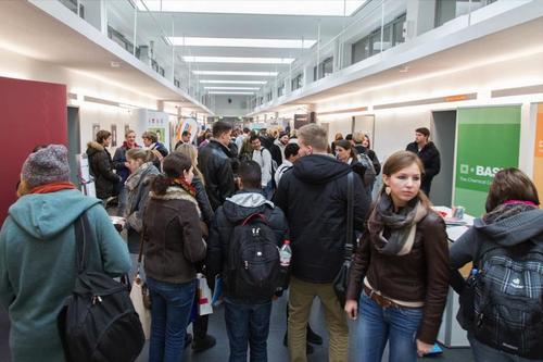 Einmal im Jahr verwandelt sich der Fachbereich Wirtschaftswissenschaft zur Karrieremesse, wenn sich Unternehmen beim Karriere-Forum vorstellen.