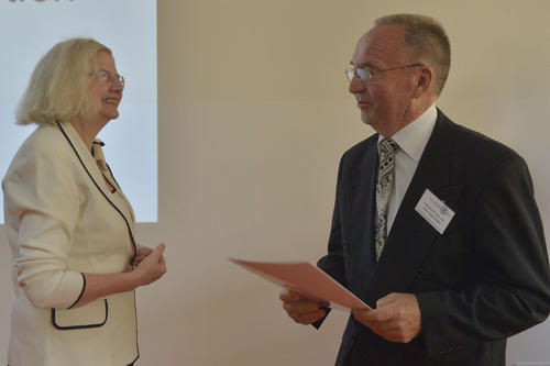 …Professor Peter Ergenzinger, der hier die Urkunde von der Ersten Vizepräsidentin der Freien Universität, Professorin Monika Schäfer-Korting, entgegennimmt,…