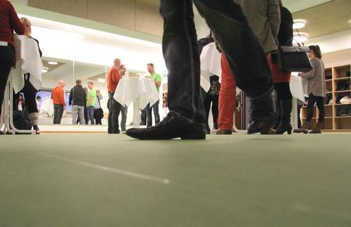 Zur Eröffnung des neuen Sportraums durften die Gäste noch mit Straßenschuhen kommen. Ab jetzt darf der neue Bodenbelag nur noch mit Sportschuhen oder Socken betreten werden.