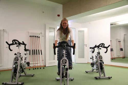 Olivia Mahling vom Hochschulsport freut sich über dimmbares Licht für Entspannungskurse und den barrierefreien Zugang zum neuen Sportraum