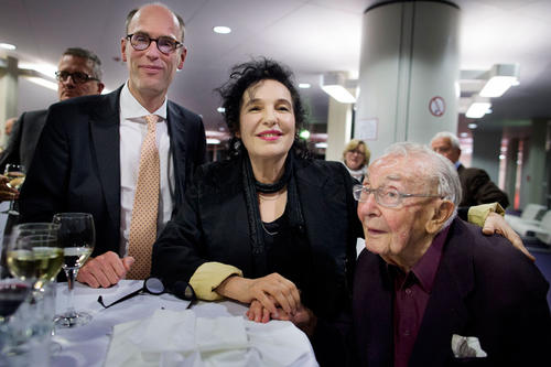 Ulla Unseld-Berkéwicz, Leiterin des Suhrkamp Verlags, und Präsident Professor Dr. Peter-André Alt freuten sich, dass Hans Pischner, der im Februar seinen 101. Geburtstag feiern wird, an die Freie Universität gekommen war.