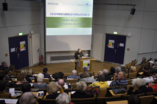 "Festgehaltene Gefährten" hatte Volker Braun seine Vorlesung im Hörsaal der Rost- und Silberlaube der Freien Universität überschrieben.