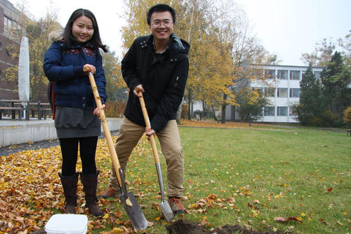 Yun Zhang und Qi Wang promovieren an der juristischen Fakultät und haben während ihrer Mittagspause mitgeholfen.