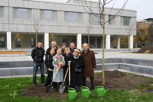 Gepflanzt wurde der Baum von Kanzler Peter Lange, Irmtraud Kewitz und ihren Töchtern Annette und Gabriele Kewitz (v.r.), unterstützt durch Landschaftsarchitekten und Mitarbeiter der Bauleitung und technischen Abteilung der Freien Universität.