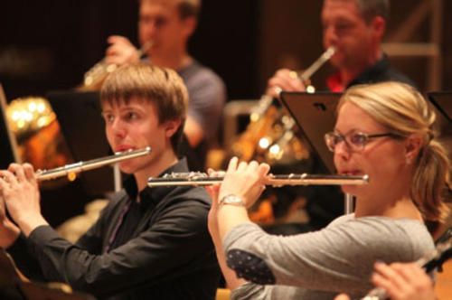 Zwei von 500: In den Chören, Orchestern und Ensembles des Collegium Musicum, einer gemeinsamen Einrichtung von Freier Universität und Technischer Universität Berlin, spielen und singen rund 500 Studentinnen und Studenten.