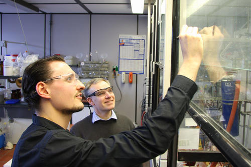 Masterstudent Leonhard Urner (vorne) und Chemieprofessor Rainer Haag haben das Konzept für den Projektkurs „Trans Pro Idee“ entwickelt. Am 27. Januar nehmen sie dafür den Lehrpreis der Freien Universität entgegen.