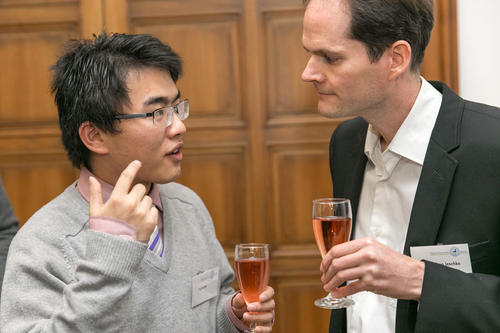 Der chinesische Ökonom Yujie Gan, A-v-H-Stipendiat am Fachbereich Wirtschaftswissenschaft, im Gespräch mit dem Biologen Jonathan Jeschke, der am Leibniz-Institut und an der Freien Universität zu ökologischer Neuartigkeit forscht.