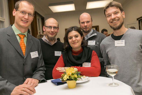 Unter Mathematikern: Die Bioinformatikerin Juniorprof. Annalisa Marsico mit Prof. Dr.  Christian Haase, Juniorprof. Carsten Gräser, Juniorprof. Tim Conrad und Prof. Dr. Sebastian Seiffert.