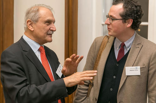Kanzler Peter Lange im Gespräch mit Sebastian Fitzner. Der Kunsthistoriker ist Juniorprofessor für Architekturgeschichte und -theorie der Frühen Neuzeit und ist von der LMU München gekommen.