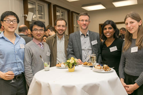 (v.l.n.r.) Mediziner Mike Zou, Ökonom Yujie Gan, Politikwissenschaftler Dr. Stefano Recchia, Biochemie-Prof. Sigmar Stricker, Biochemie-Prof. Sutapa Chakrabarti und Mathematik-Juniorprofessorin Victoria Hoskins.