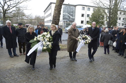 Professorin Angela Friederici (links), Vizepräsidentin der Max-Planck-Gesellschaft, Professor Peter-André Alt (rechts), Präsident der Freien Universität, sowie der Vizekanzler der Universität, Matthias Dannenberg, legen zum Gedenken Kränze nieder.