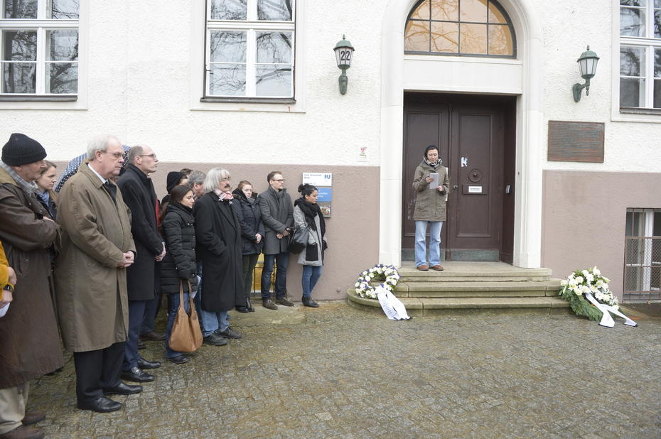 Zum Gedenken an die Opfer des Konzentrationslagers Auschwitz lasen zwei Studentinnen des Otto-Suhr-Instituts die Gedichte von Überlebenden vor.