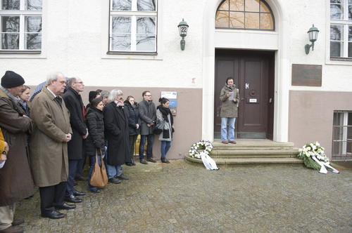Zum Gedenken an die Opfer des Konzentrationslagers Auschwitz lasen zwei Studentinnen des Otto-Suhr-Instituts die Gedichte von Überlebenden vor.