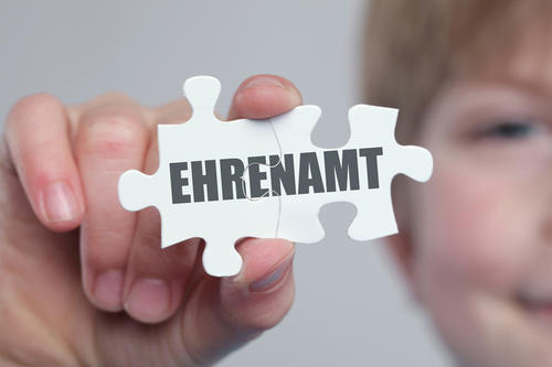 Familie ist, wo wo langfristig soziale Verantwortung wahrgenommen wird. Das Familienbüro sucht für die Unterstützung von Familien ehrenamtlich Engagierte.