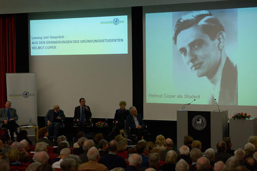 Medizinprofessor Helmut Coper starb 2013 im Alter von 87 Jahren. Mit einer Lesung aus seinen Erinnerungen und einer Diskussion wurde des Gründungsstudenten und der Anfänge "seiner" Universität gedacht.