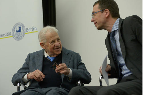 Auch der heute 87-jährige Klaus Heinrich, emeritierter Religionsphilosoph an der Freien Universität Berlin, gehörte 1948 zu ihren Gründungsstudenten. Rechts: Moderator und Geschichtsprofessor Paul Nolte.