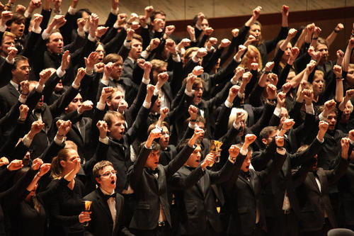 Voller Körpereinsatz: Das Musikstück „Cloudburst“ von Eric Whitacre interpretierte der Große Chor des Collegium Musicum sehr eindrucksvoll.