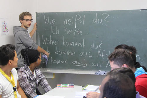 Kai Brokopf von Multitude e.V. beim Deutschunterricht in der Zentralen Aufnahmestelle für Flüchtlinge (ZASt) in Spandau.