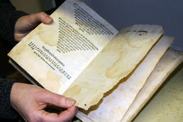 Spuren der Zeit: Rund 300 Bücher aus dem Rara-Bestand der Bibliothek müssen restauriert werden.