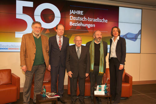 Auf dem Podium (v.l.n.r.): Erziehungswissenschaftler M. Brumlik, Moderator S. Engelbrecht, Rabbiner T. Ben-Chorin, Katholischer Theologe R. Kampling und die Generalsekretärin des Evangelischen Kirchentags E. Ueberschär.