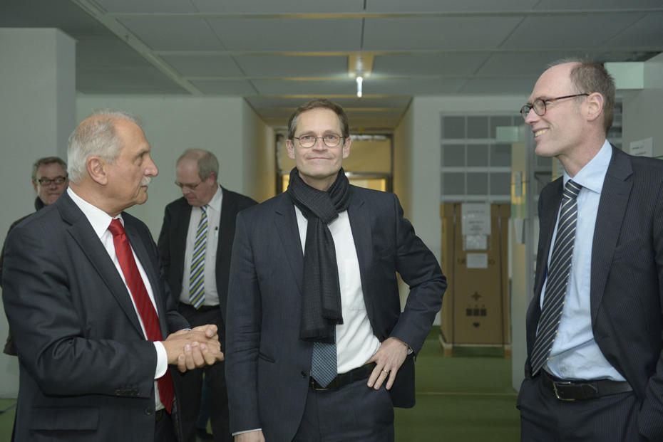 Unter anderem führten Professor Peter-André Alt (re.) und Kanzler Peter Lange (li.) den Regierenden Bürgermeister Michael Müller durch den Neubau für die kleinen Fächer und die neue Campusbibliothek.