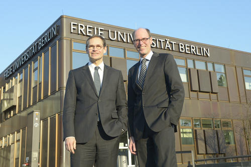 Berlins Regierender Bürgermeister Michael Müller (li.) ließ sich von Universitätspräsident Peter-André Alt den Dahlemer Campus zeigen.