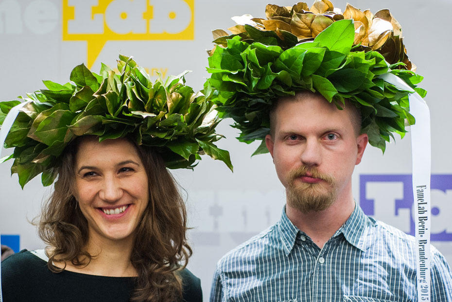 Gekrönte Häupter: Christoph Krull siegte beim FameLab Berlin-Brandenburg, gefolgt von Britta Bookhagen. Beide fahren im Mai zum nationalen Finale in Karlsruhe.