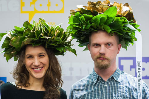 Gekrönte Häupter: Christoph Krull siegte beim FameLab Berlin-Brandenburg, gefolgt von Britta Bookhagen. Beide fahren im Mai zum nationalen Finale in Karlsruhe.