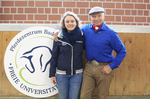 Franziska Görwitz wurde von Monty Roberts als Instruktorin im artgerechten und schmerzfreien Umgang mit Pferden zertifiziert. Die von ihr betreute und von Roberts inspirierte Ausbildung von Studierenden in Bad Saarow ist europaweit einzigartig.