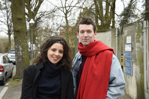 Salome (links) und Oliver (rechts) möchten im Sommersemester auch Kurse an anderen Berliner Universitäten besuchen. Mit einer Nebenhörerschaft ist das kein Problem.