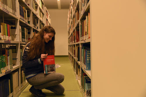Alles an seinem Platz: Verena hat ihr Buch mit Unterstützung der Campusbibliothek-Mitarbeiter gefunden.
