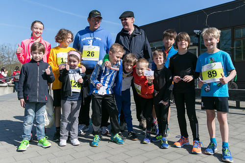 Die jüngsten Teilnehmerinnen und Teilnehmer des Campus Run mit Jörg Förster, dem Leiter des Hochschulsports (li.), und Matthias Dannenberg, dem Vizekanzler der Freien Universität.