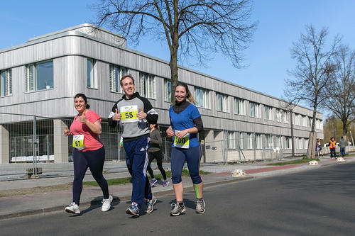 Die Laufroute führte auch durch die Fabeckstraße, am Neubau für die Kleinen Fächer entlang.