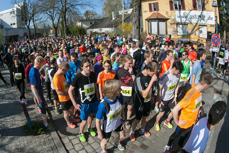 Warten auf das Startsignal: Die meisten Läuferinnen und Läufer hatten sich für die Zehnkilometer-Strecke angemeldet.