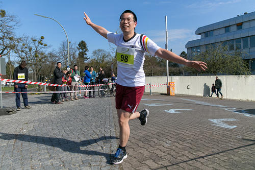 Nur noch ein paar Meter: Der Zieleinlauf in der Habelschwerdter Allee 45 war für viele Läuferinnen und Läufer wohl das Highlight des Campus Run.
