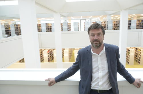Architekt Florian Nagler, der den Neubau entworfen hat, in der neuen Campusbibliothek. Das Bild wurde bei einem Presserundgang im April aufgenommen.