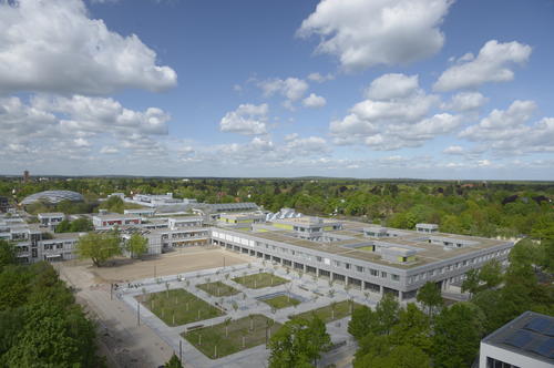 Blick von oben auf den Neubau für die Kleinen Fächer, der direkt an die Rost- und Silberlaube anschließt.